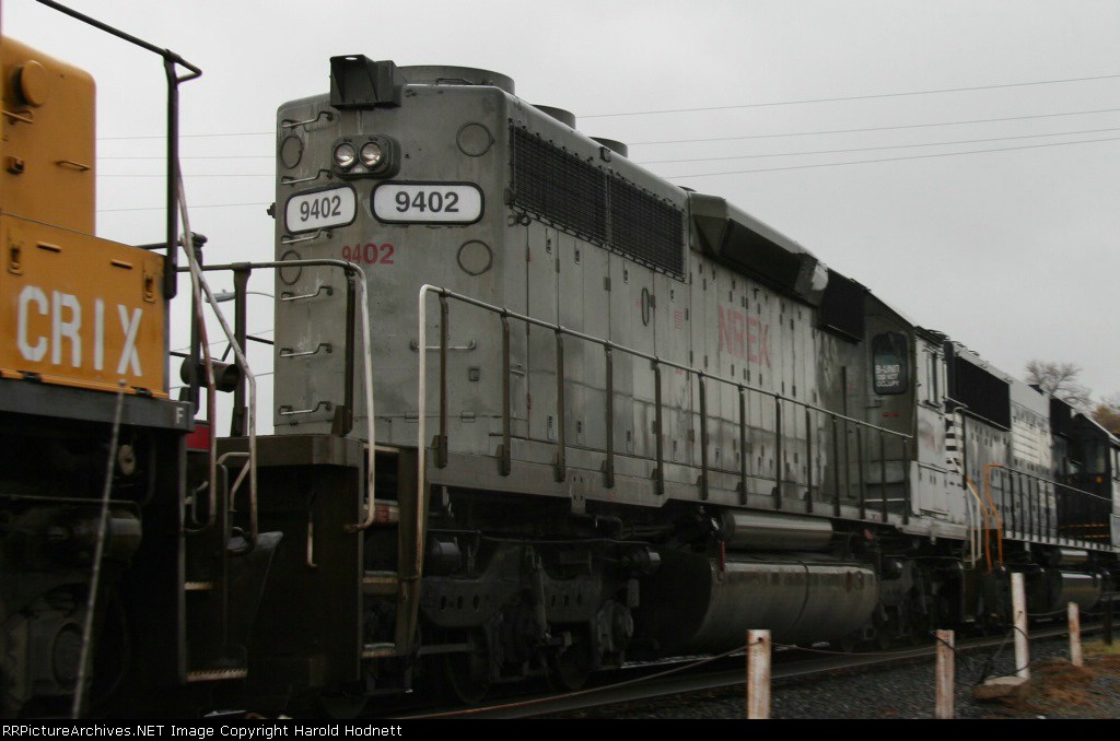 NREX 9402 heads northbound on NS train 351